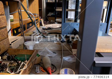 遺品整理中の部屋の中 77406314