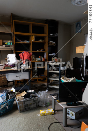 遺品整理中の部屋の中 77406341