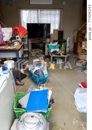 遺品整理中の部屋の中 遺品整理中の部屋の中 77406343