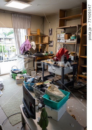 遺品整理中の部屋の中 77406347