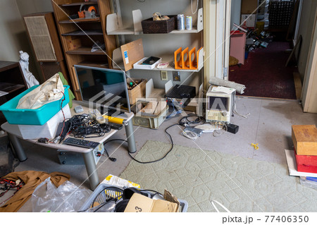 遺品整理中の部屋の中 77406350