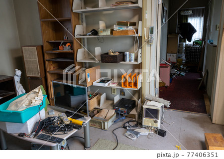遺品整理中の部屋の中 遺品整理中の部屋の中 77406351