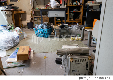 遺品整理中の部屋の中 77406374