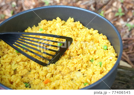 アウトドアで作るドライカレー 77406545