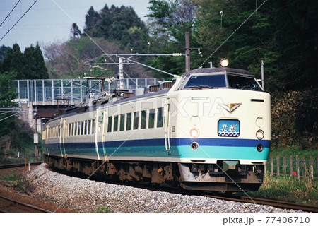 俱利伽羅峠をゆく485系の特急北越号 77406710