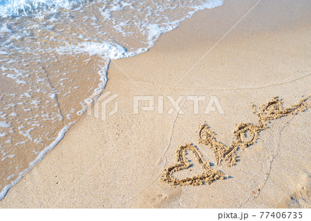 綺麗な海の浜辺の波打ち際に描かれたハートとlove さわやか 背景素材 の写真素材