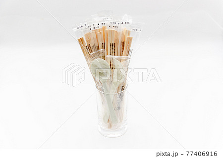 コンビニエンスストアでもらえる割りばしとプラスチック製のフォークとスプーン コンビニエンスストアでもらえる割りばしとプラスチック製のフォークとスプーン 77406916