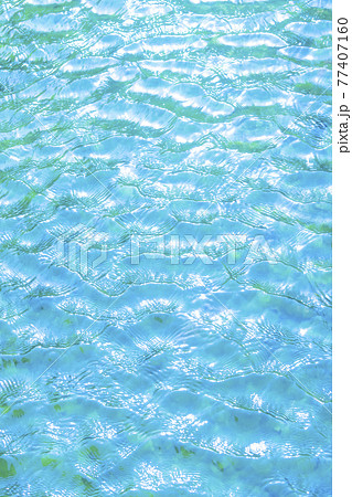 エメラルドグリーンの浅瀬のさざ波の海面 エメラルドグリーンの浅瀬のさざ波の海面 77407160