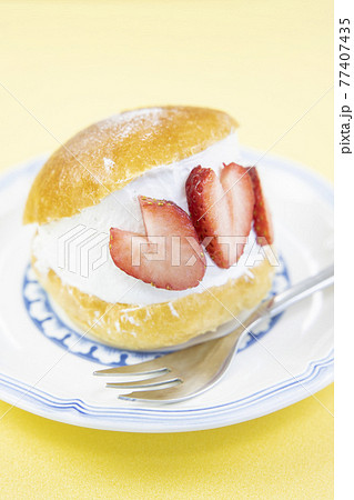 美味しいマリトッツォストロベリー 77407435