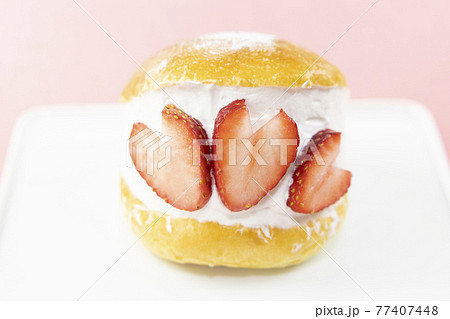 美味しいストロベリーマリトッツォ 77407448