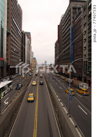 黄色いタクシーが目立つ海外の街中の道路の写真素材