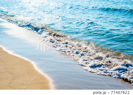 綺麗な海の波打ち際 浜辺 背景素材 くっきりの写真素材