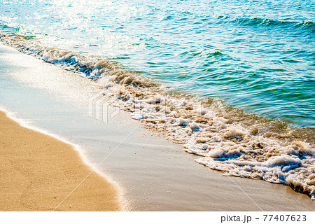 綺麗な海の波打ち際 浜辺 背景素材 くっきりレトロカラー 綺麗な海の波打ち際 浜辺 背景素材 くっきりレトロカラー 77407623