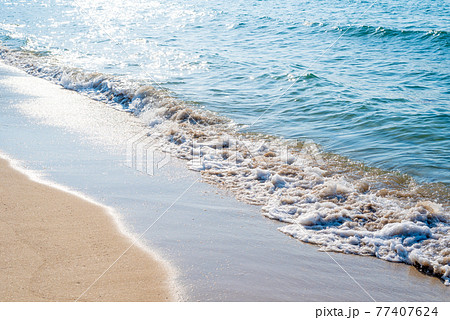 綺麗な海の波打ち際　浜辺　背景素材　シンプルカラー 77407624