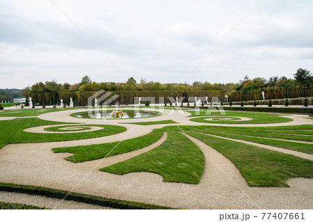 フランスパリのベルサイユ宮殿のきれいに整備された庭園 フランスパリのベルサイユ宮殿のきれいに整備された庭園 77407661