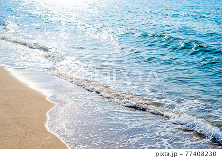 綺麗な海の波打ち際 浜辺 背景素材 シンプルカラーの写真素材