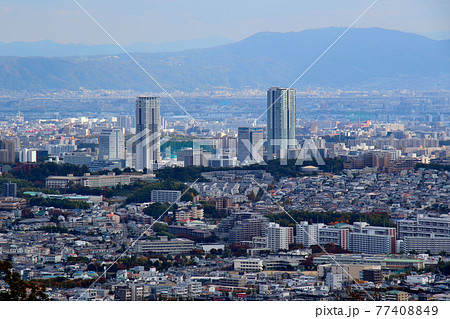 大阪府箕面市 箕面の森より千里中央方面を望む 千里朝日阪急ビルを中央に 遠くに生駒山が見える 大阪府箕面市 箕面の森より千里中央方面を望む 千里朝日阪急ビルを中央に 遠くに生駒山が見える 77408849