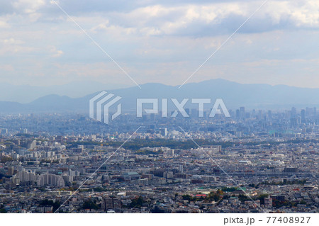 大阪府箕面市 箕面の森より 豊中市の服部緑地公園を中央に 二上山、大和葛城山、金剛山を望む 大阪府箕面市 箕面の森より 豊中市の服部緑地公園を中央に 二上山、大和葛城山、金剛山を望む 77408927
