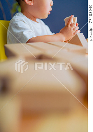 積み木で遊ぶ子供　顔無し素材 77408940