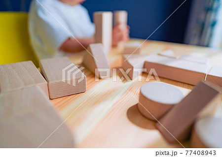 積み木で遊ぶ子供　顔無し素材 77408943