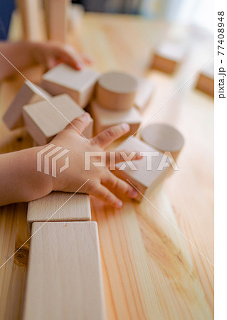 積み木で遊ぶ子供 顔無し素材 積み木で遊ぶ子供 顔無し素材 77408948