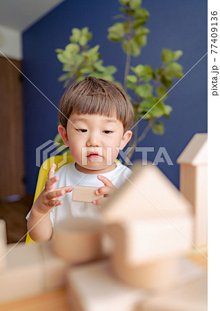 遊んでいる子供　自宅待機 77409136