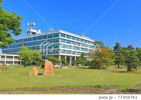 【島根県】快晴下の島根県庁舎と松江城 77409761