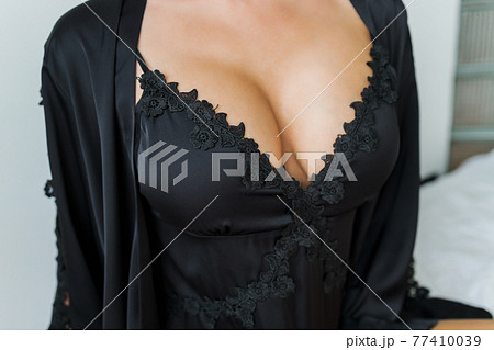 Suntanned beautiful harmonous well-groomed body of the young girl in a brassiere, close up. 77410039