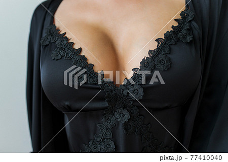 Suntanned beautiful harmonous well-groomed body of the young girl in a brassiere, close up. 77410040