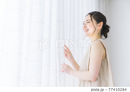 女性の朝のビューティーイメージ 77410284