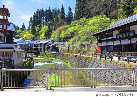 新緑の大正ロマン　銀山温泉街 77411048