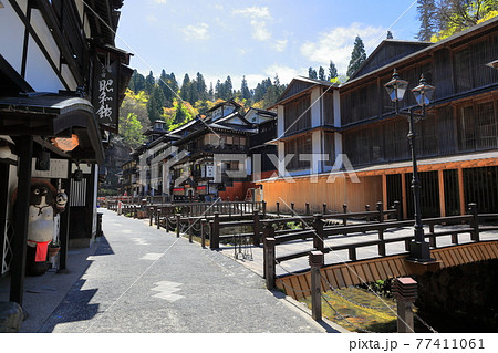 新緑の大正ロマン 銀山温泉街 新緑の大正ロマン 銀山温泉街 77411061