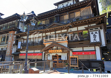 新緑の大正ロマン　銀山温泉街 77411069