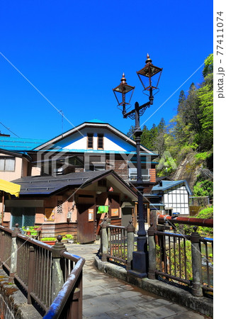 新緑の大正ロマン 銀山温泉街 新緑の大正ロマン 銀山温泉街 77411074
