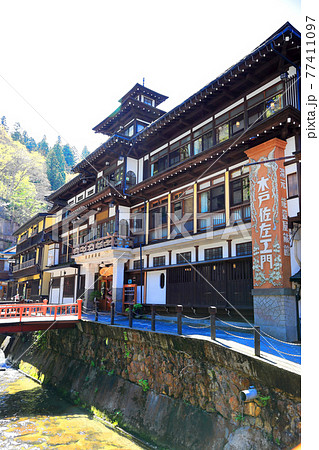 新緑の大正ロマン　銀山温泉街 77411097