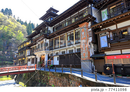 新緑の大正ロマン 銀山温泉街 新緑の大正ロマン 銀山温泉街 77411098