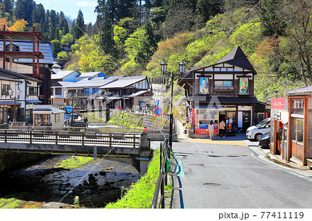 新緑の大正ロマン　銀山温泉街 77411119