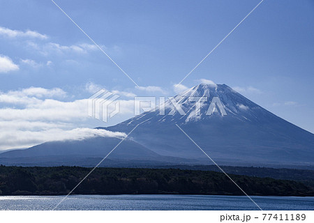 (山梨県)朝の富士山と本栖湖・子抱き富士 (山梨県)朝の富士山と本栖湖・子抱き富士 77411189