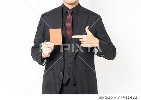 白背景の前に立って、レッドカードを示す男性ビジネスマン 白背景の前に立って、レッドカードを示す男性ビジネスマン 77411422