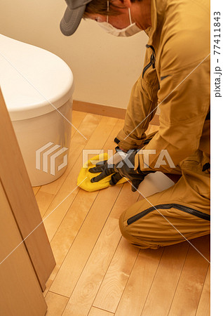 清掃業者によるトイレクリーニング 清掃業者によるトイレクリーニング 77411843