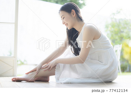 女性　足　ビューティー　 77412134