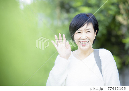 女性　50代　屋外 　 77412196
