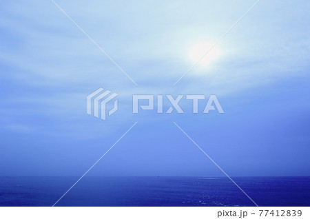 薄曇りの海岸 77412839