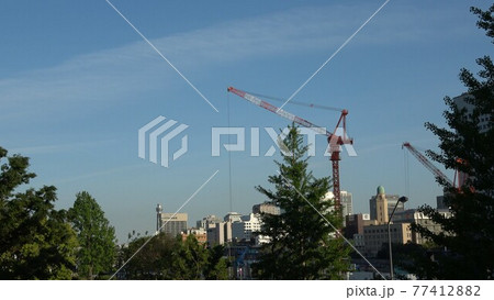 山下公園方面の風景とクレーン車 山下公園方面の風景とクレーン車 77412882