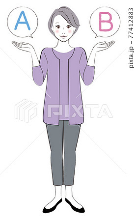 AとBを比べるシニア女性 AとBを比べるシニア女性 77412883