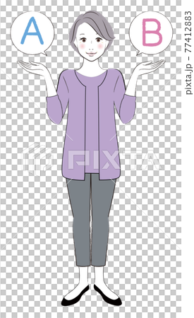 AとBを比べるシニア女性 AとBを比べるシニア女性 77412883