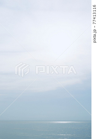 薄曇の海岸 77413116