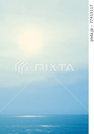 薄曇の海岸 77413117