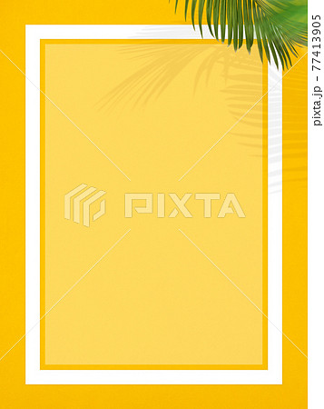 ヤシの葉をあしらった夏向けの黄色い背景 - 複数のバリエーションがあります 77413905