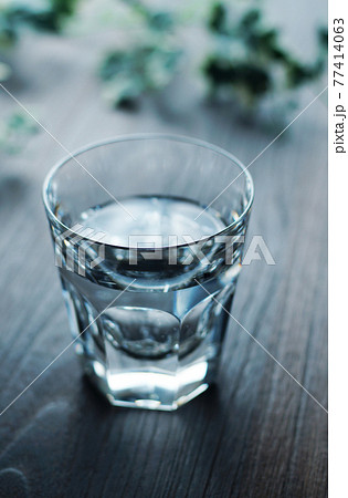 グラスに入った水 77414063